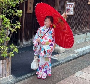petite fille en kimono et ombrelle rouge